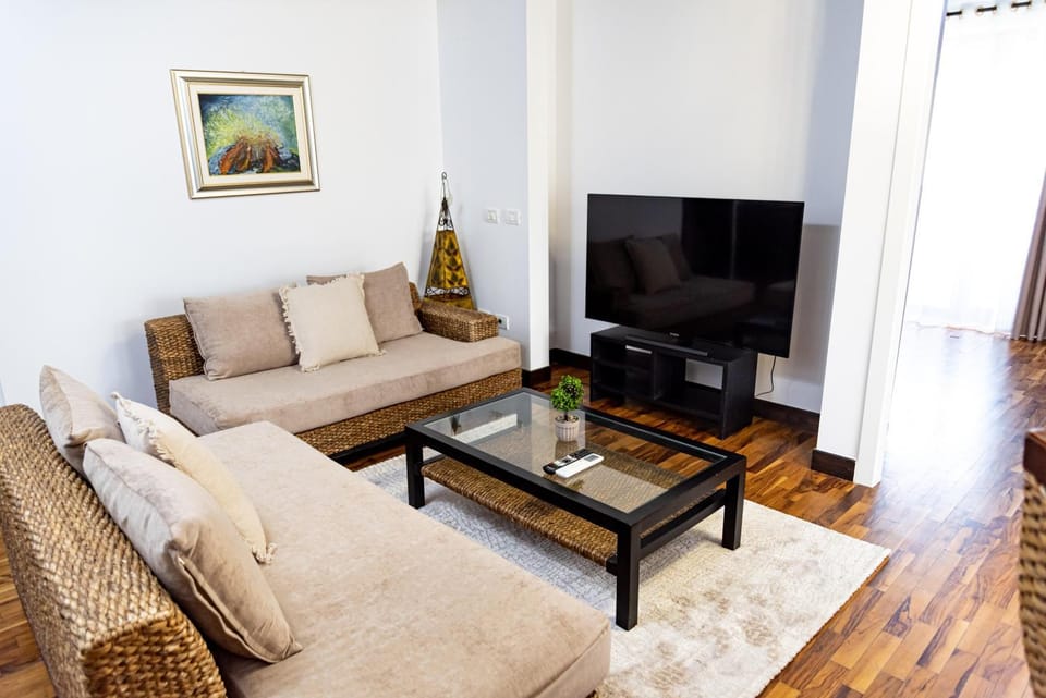Communal lounge/ TV room, TV and multimedia, Living room, Seating area, Evening entertainment