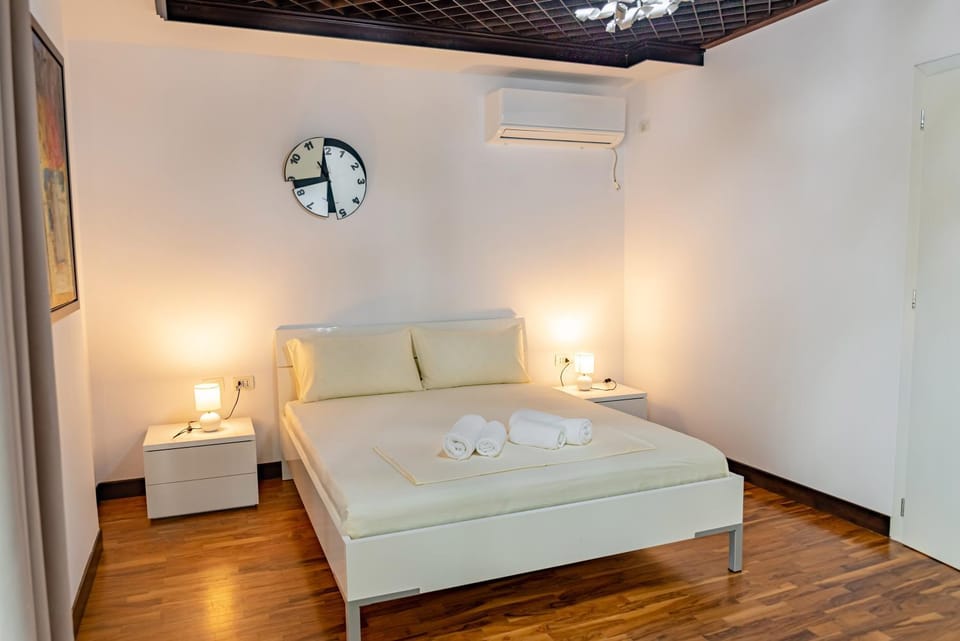 Bed, Bedroom, towels, air conditioner