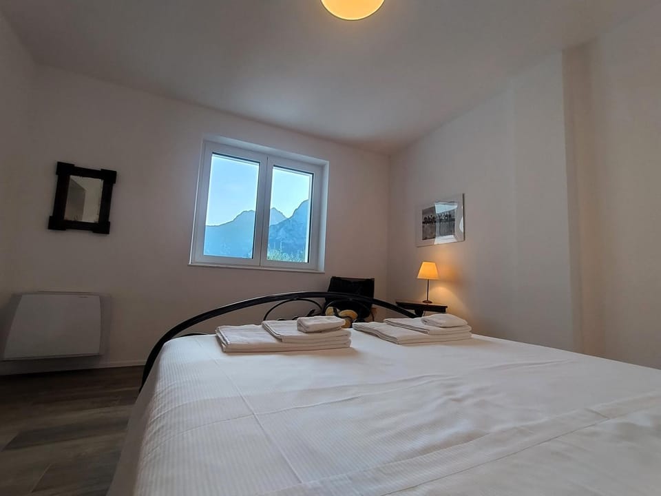 Bed, View (from property/room), Photo of the whole room, Bedroom