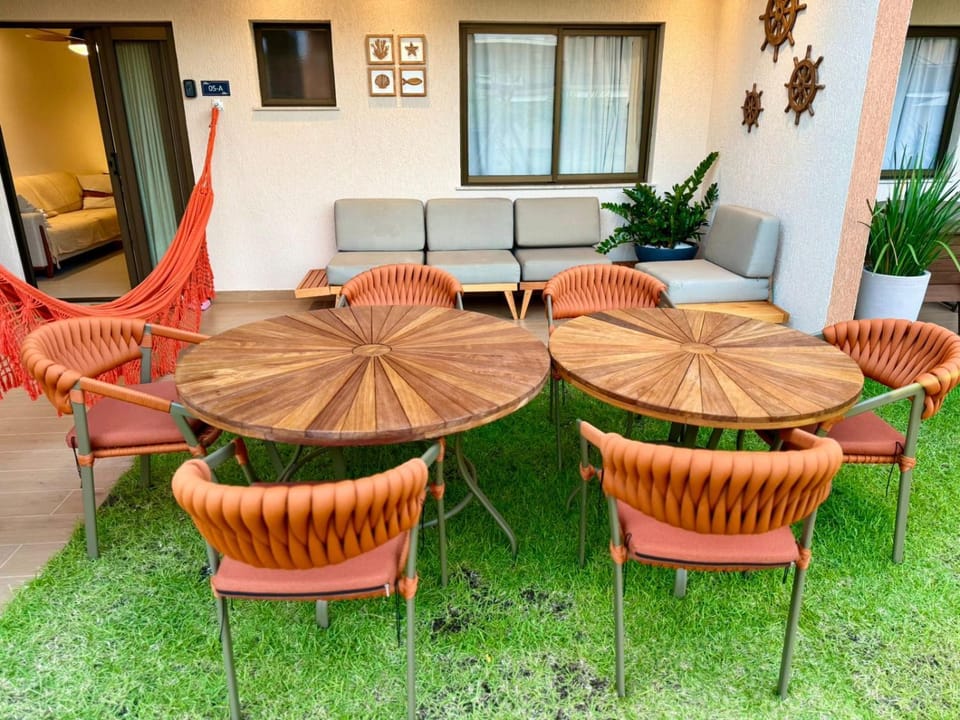 Patio, Day, Garden, Seating area, Dining area, Garden view
