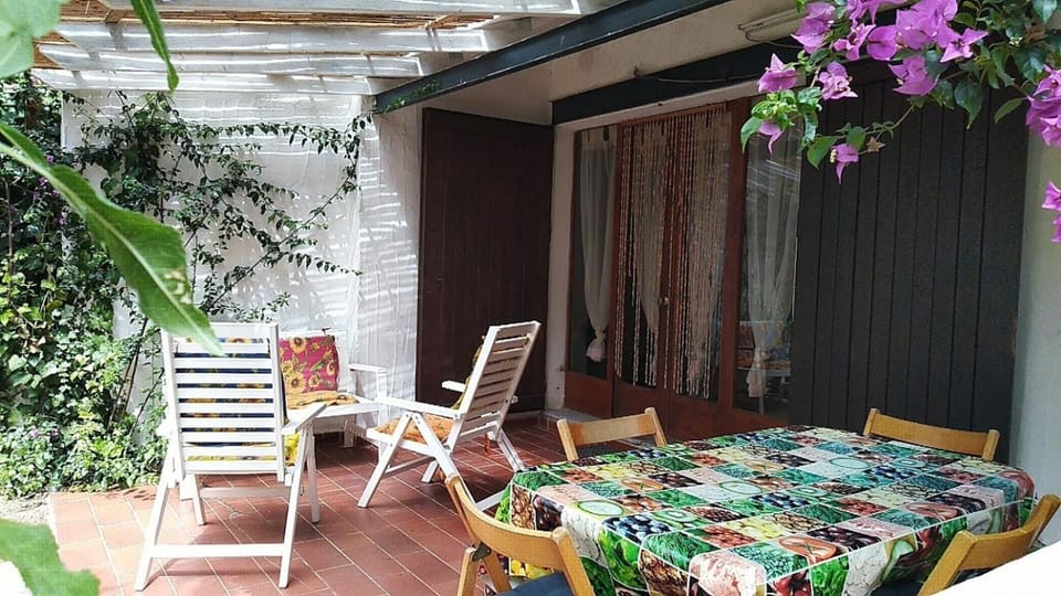Property building, Balcony/Terrace, Living room