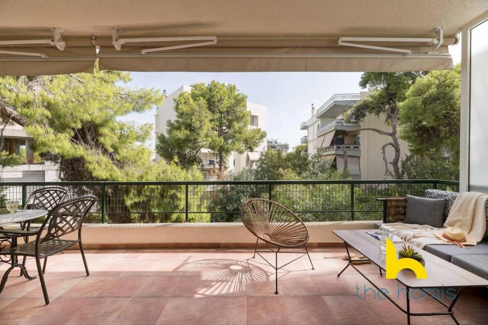 Elegant Riviera Retreat Sunlit Oasis Near Beach Apartment in East Attica Regional Unit, Greece