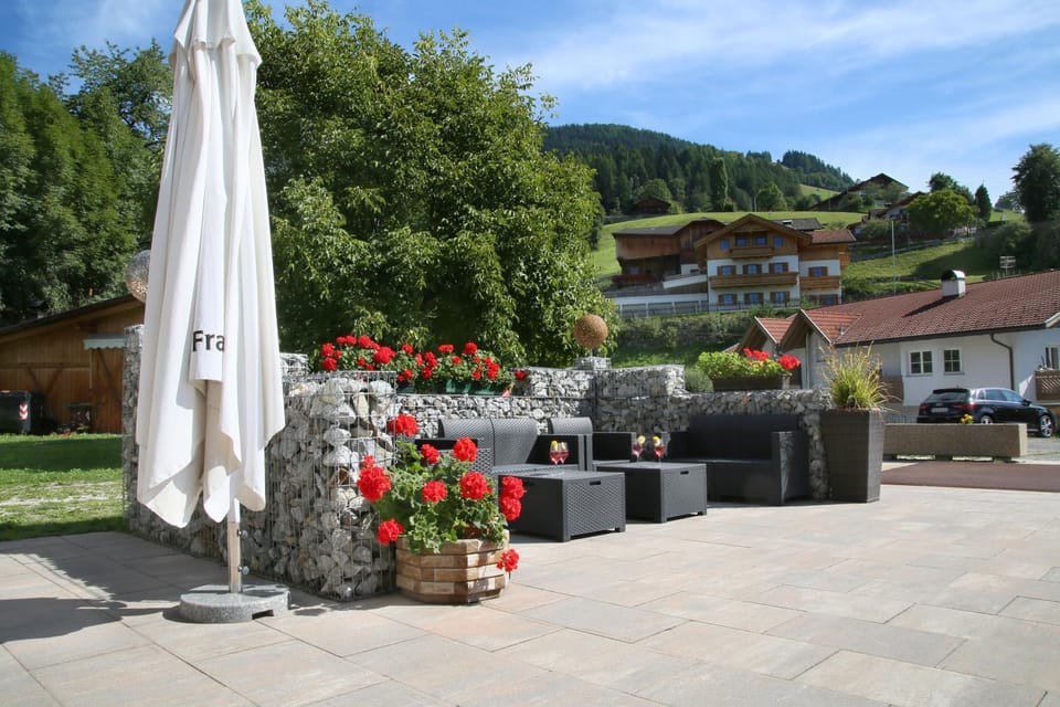 Patio, Communal lounge/ TV room, Day, Natural landscape, Garden, Balcony/Terrace, Seating area, Garden view, Mountain view