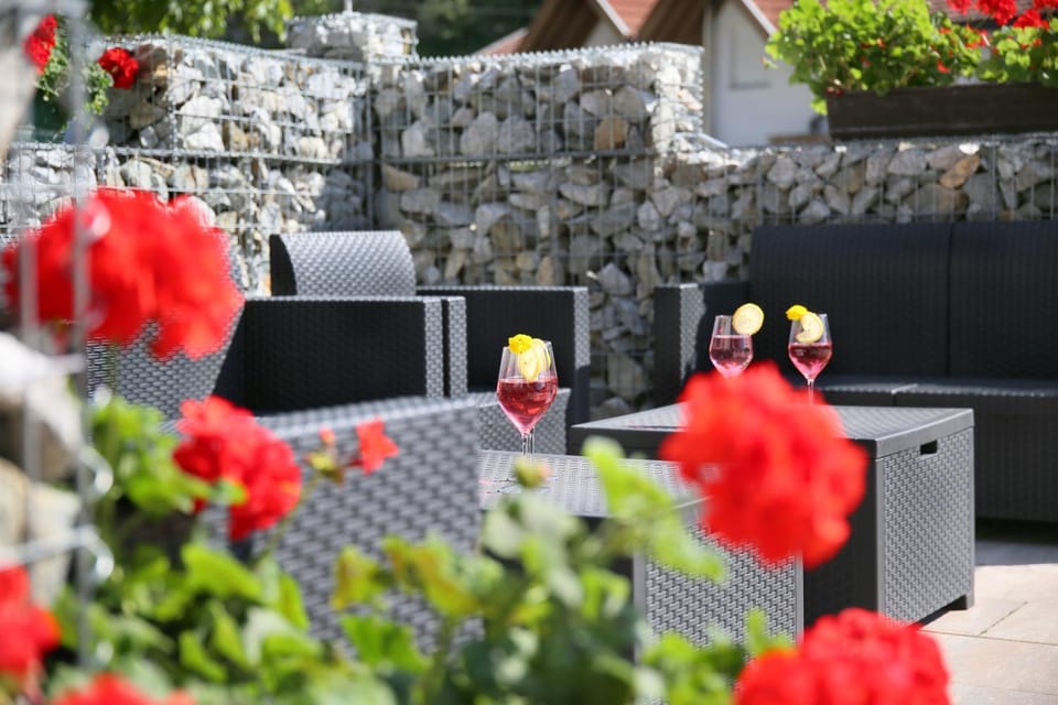 Communal lounge/ TV room, Day, Garden, Balcony/Terrace, Seating area, Evening entertainment, Garden view, Mountain view