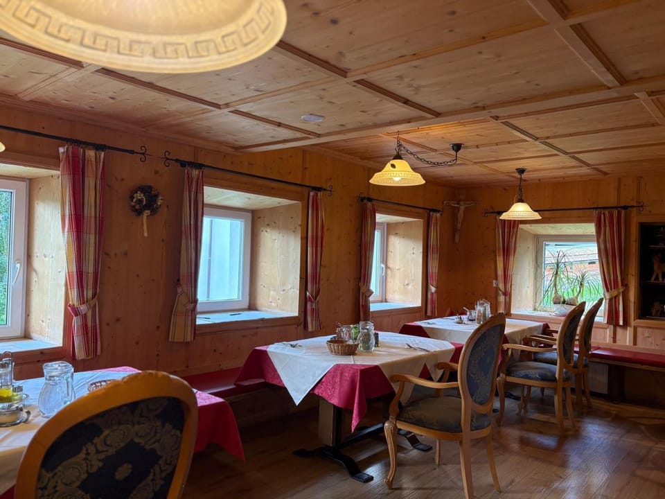Restaurant/places to eat, TV and multimedia, Seating area, Dining area, Dinner
