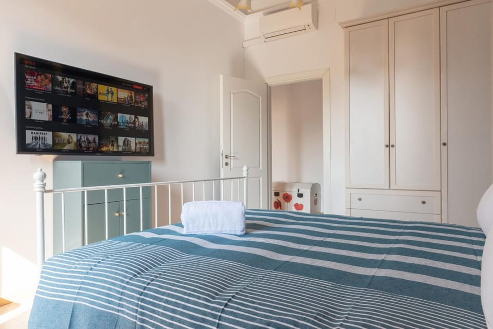 Bed, TV and multimedia, Bedroom, towels, wardrobe, air conditioner