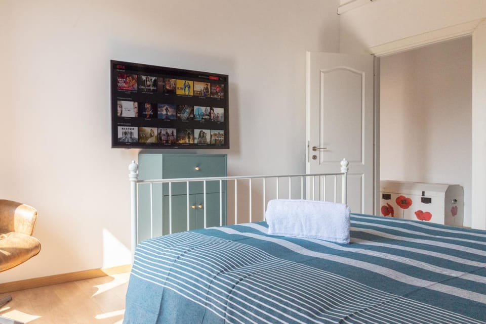 Bed, TV and multimedia, Bedroom