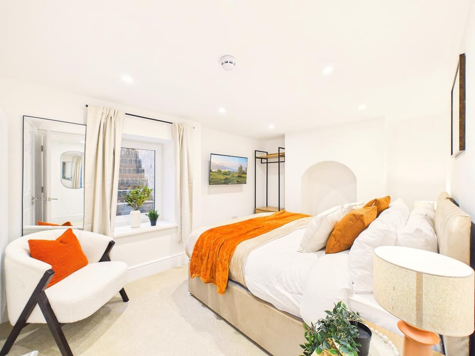 Bed, Photo of the whole room, Bedroom