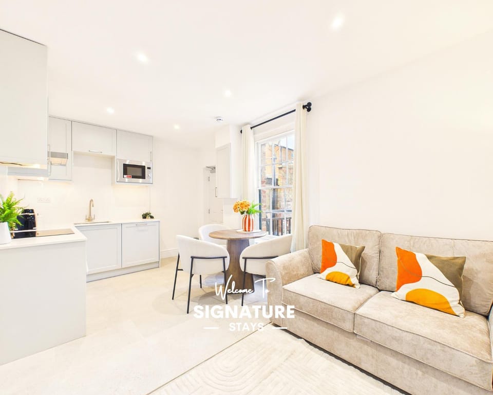 Kitchen or kitchenette, Living room, Seating area, Dining area