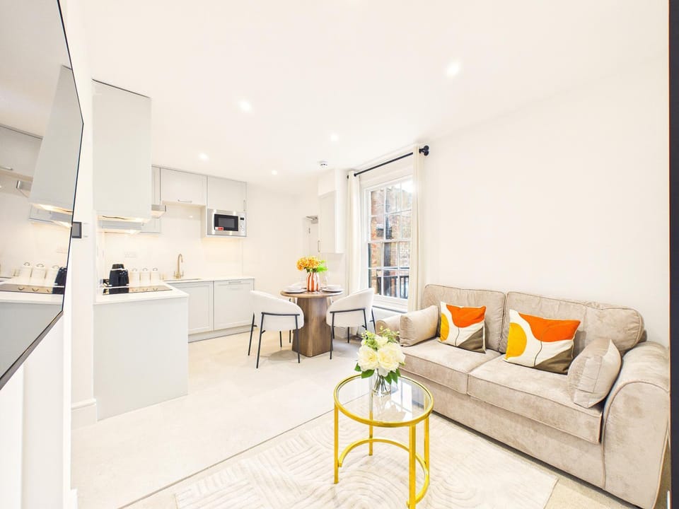Kitchen or kitchenette, Living room, Seating area, Dining area, oven, stove