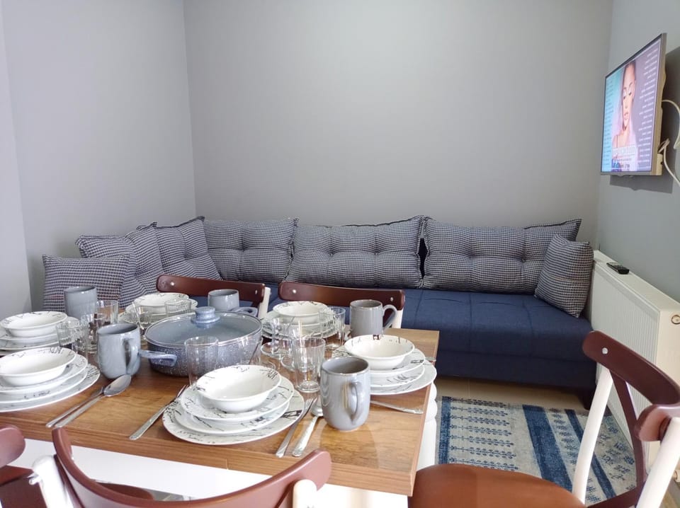 TV and multimedia, Living room, Seating area, Dining area