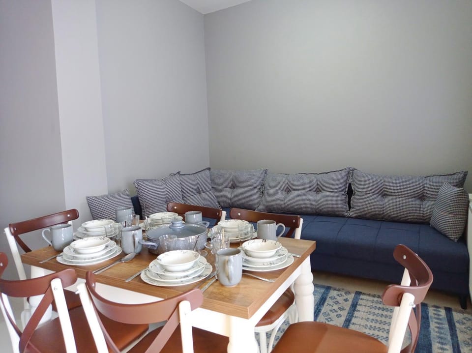 Living room, Food and drinks, Seating area, Dining area, Food