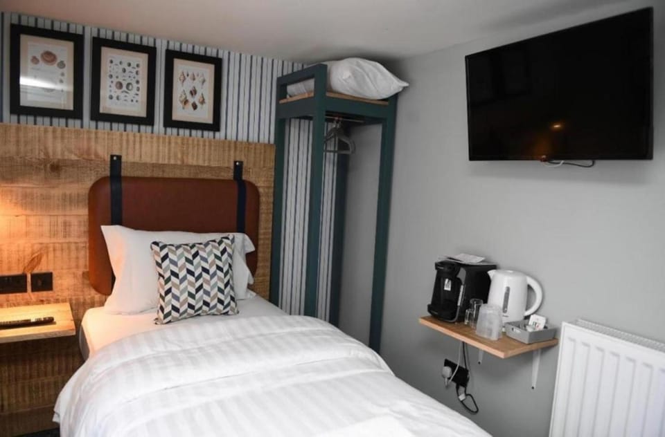 Bed, TV and multimedia, Bedroom