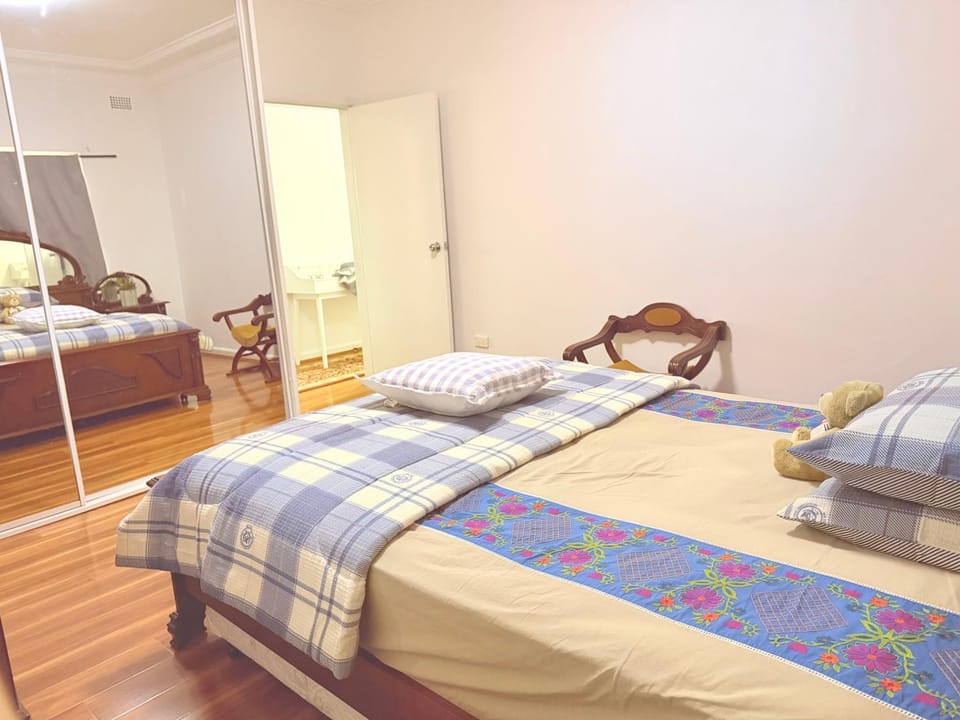 Spacious Room with Luxury Furniture in Earlwood close to Shops & Eateries Bed and Breakfast in Sydney