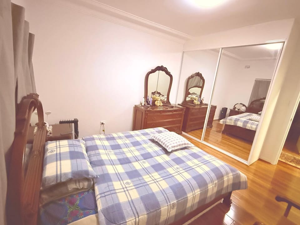 Spacious Room with Luxury Furniture in Earlwood close to Shops & Eateries Bed and Breakfast in Sydney