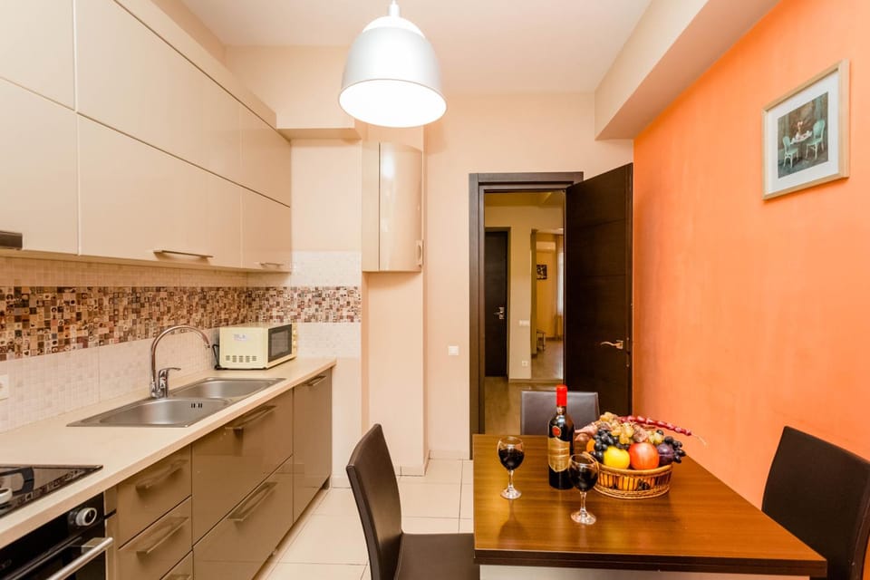 Kitchen or kitchenette, Dining area, minibar, oven, stove
