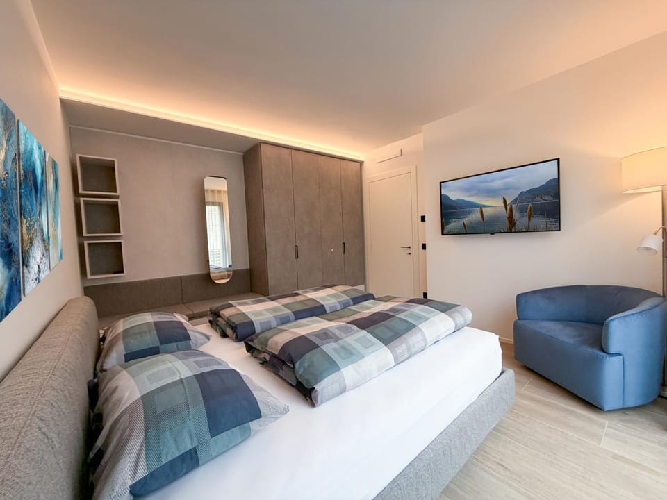 Bed, TV and multimedia, Bedroom