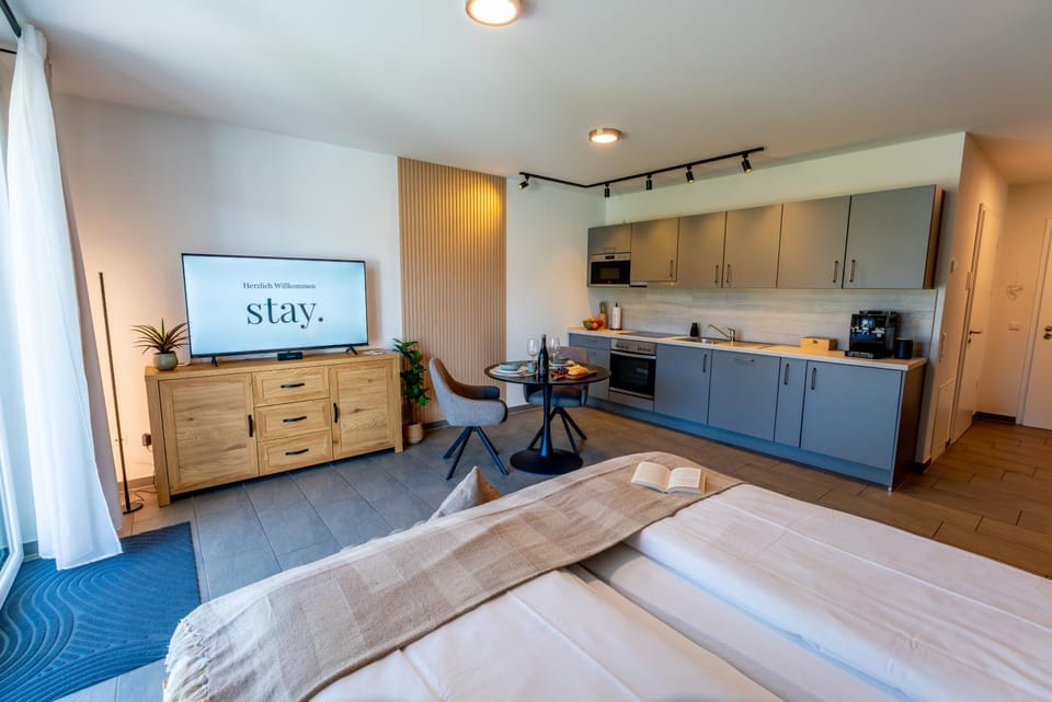 Bed, TV and multimedia, Kitchen or kitchenette, Photo of the whole room, Bedroom