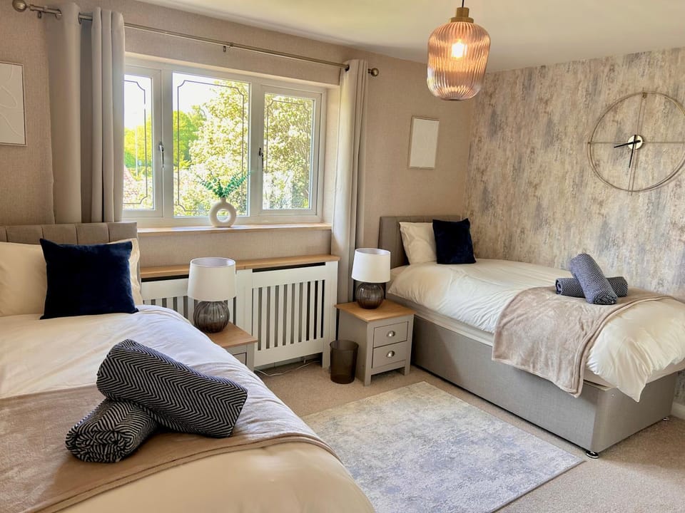 Brand New 2 Bed House - Sleeps 4 - Free Parking - Near HS2 & Drayton Manor House in Tamworth