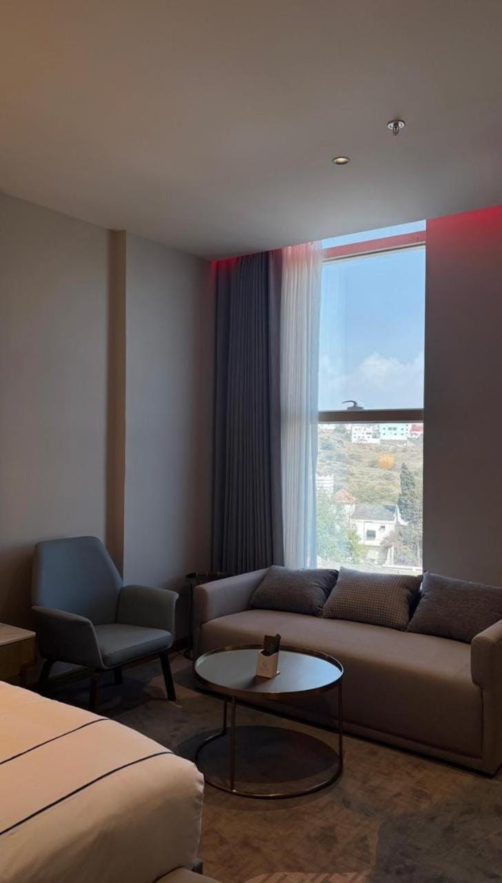 Bed, Natural landscape, Living room, Photo of the whole room, Seating area, Bedroom, Mountain view