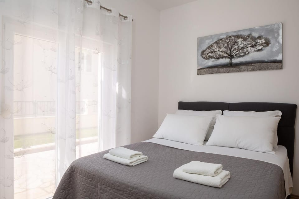 Bed, Bedroom, towels