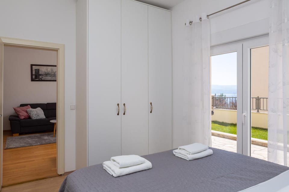 Bed, Bedroom, towels, wardrobe
