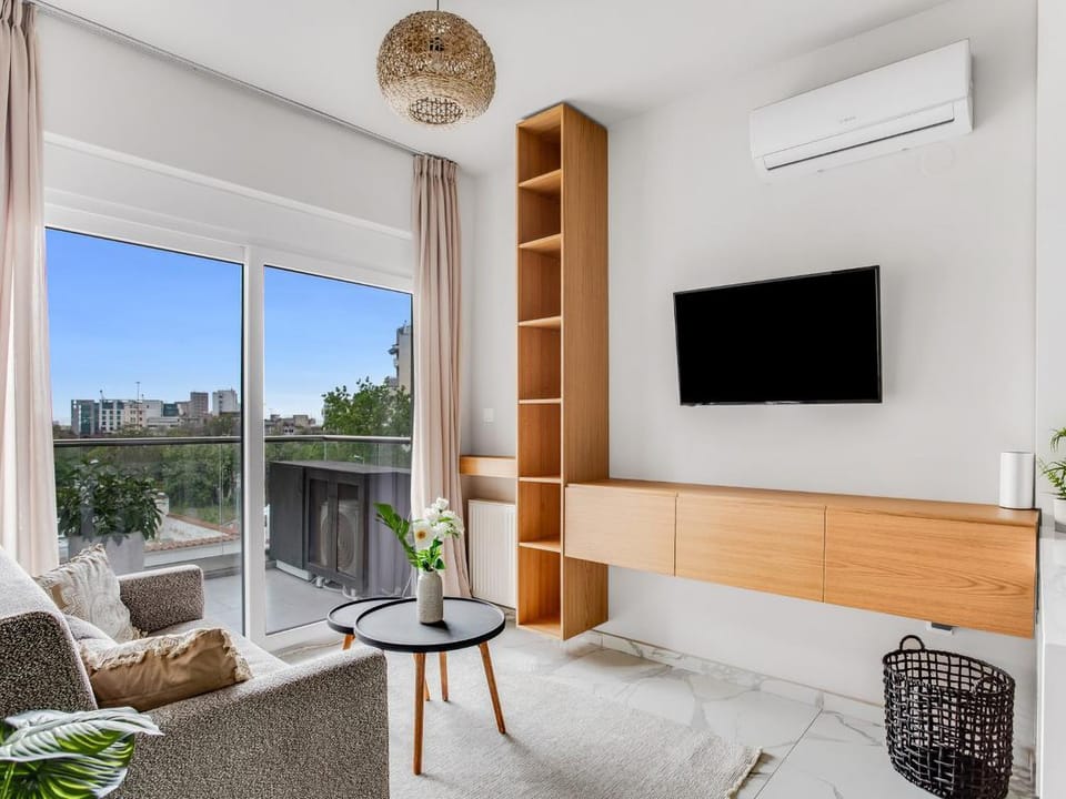 TV and multimedia, Living room, Seating area, Evening entertainment