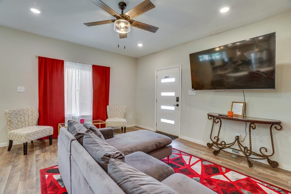 Sleek & Central Houston Stay: Near NRG Stadium! House in Houston