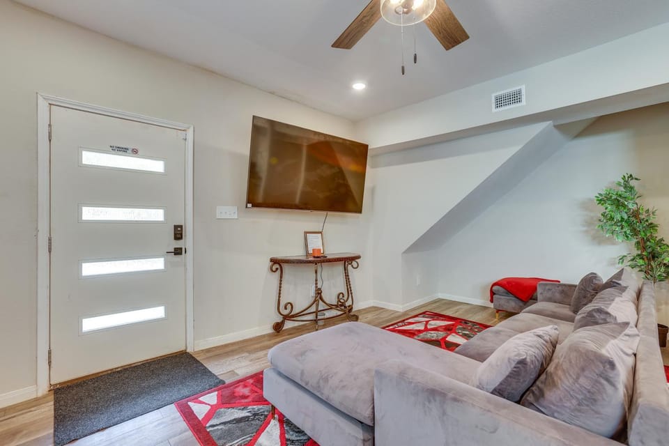 Sleek & Central Houston Stay: Near NRG Stadium! House in Houston