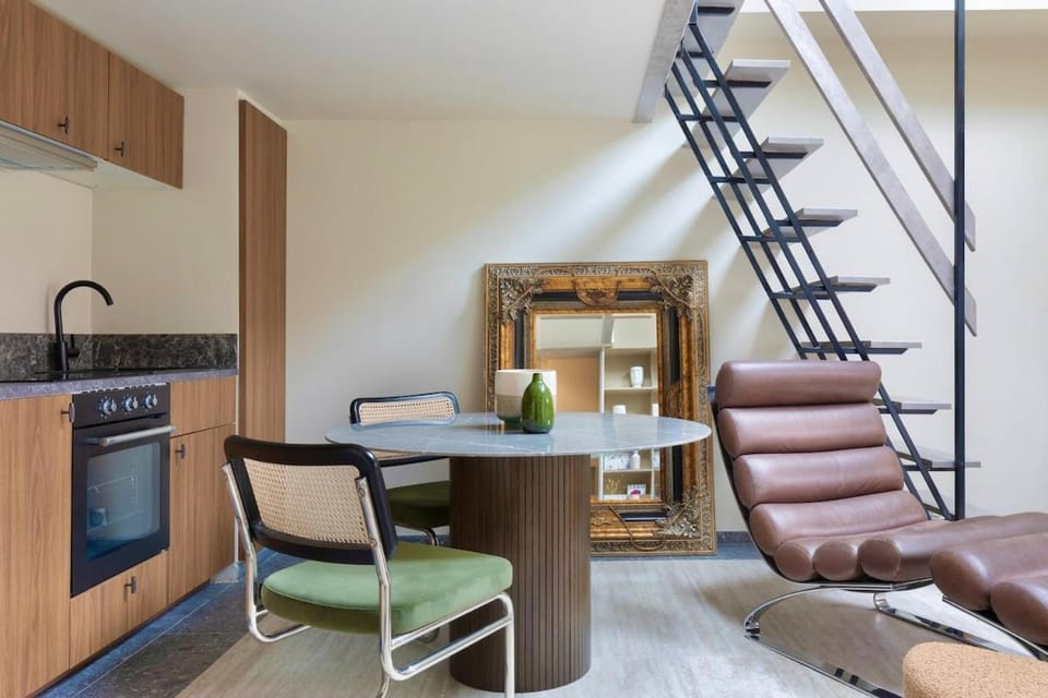 Kitchen or kitchenette, Seating area, Dining area
