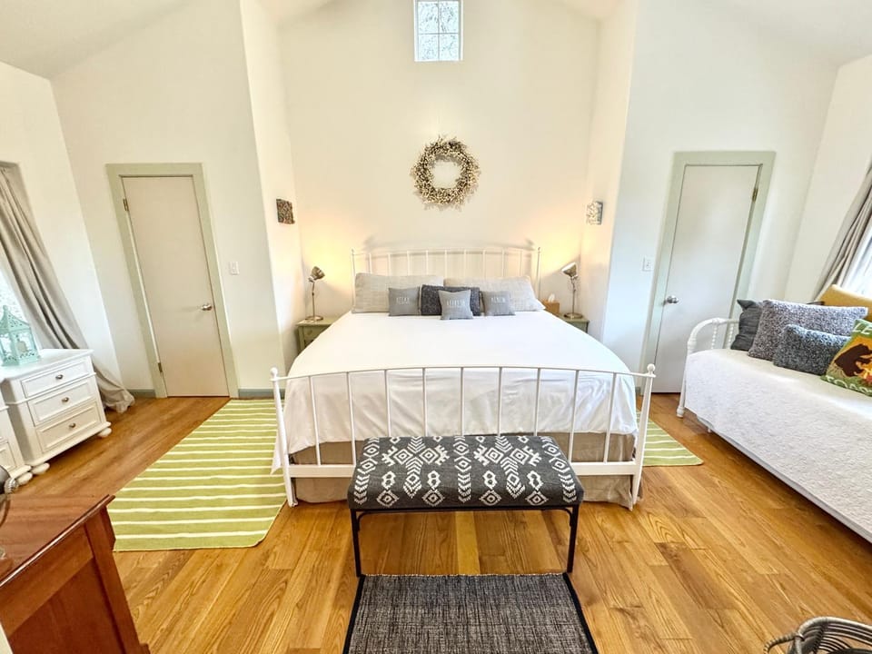 Bed, Photo of the whole room, Seating area, Bedroom, wardrobe