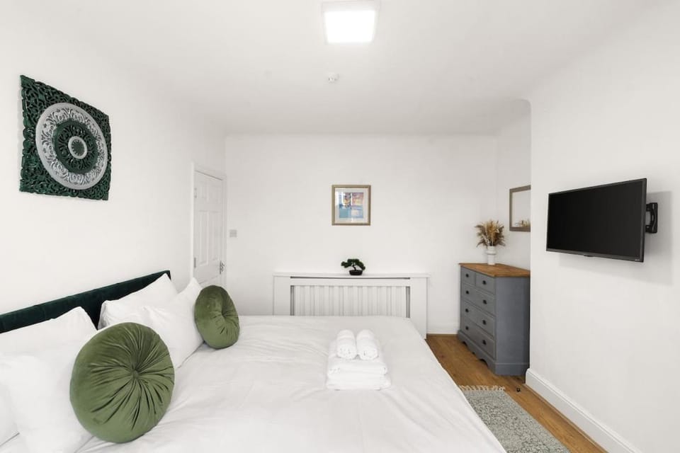 Spacious Gem Fr Parking fast Central London Access Apartment in London Borough of Croydon