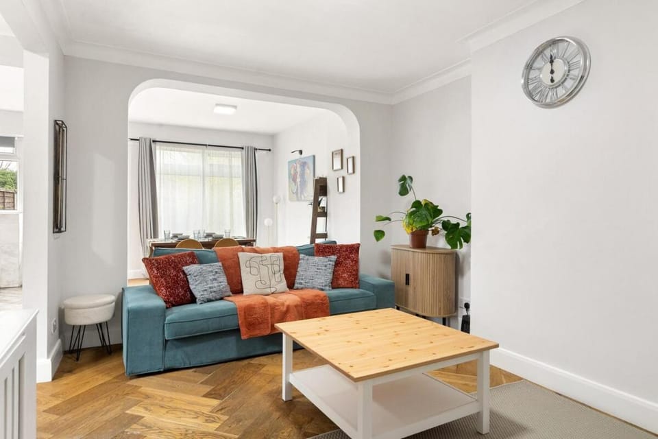 Spacious Gem Fr Parking fast Central London Access Apartment in London Borough of Croydon