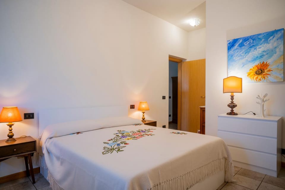 Bed, Photo of the whole room, Decorative detail, Bedroom