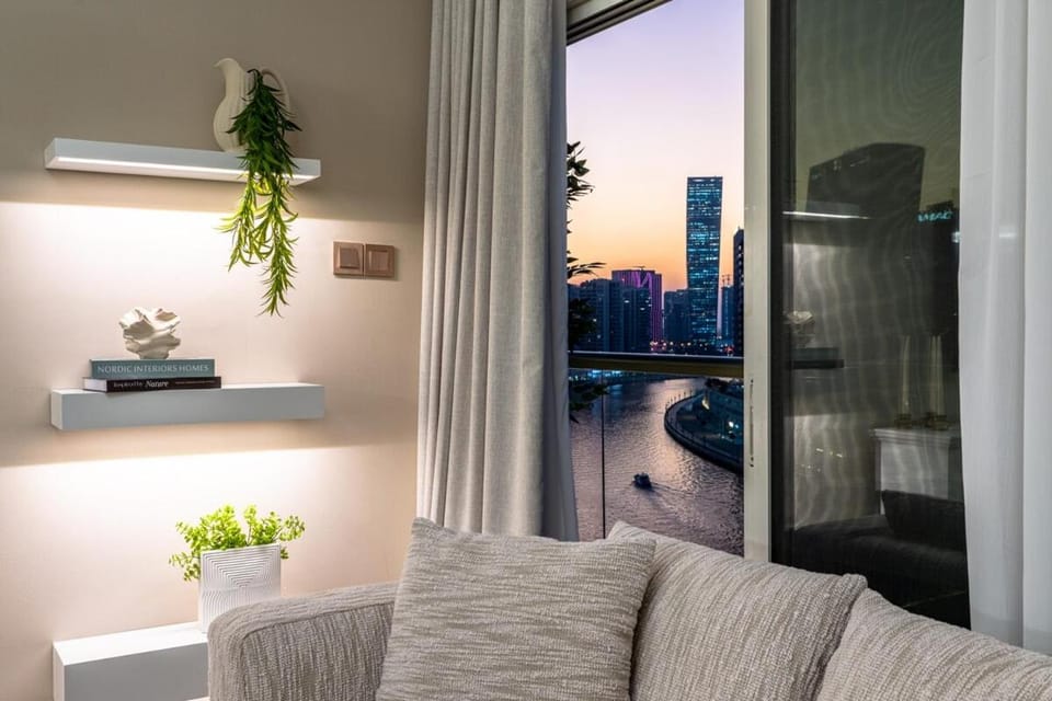 Waterfront Escape Apartment, Burj & Canal View Apartment in Dubai