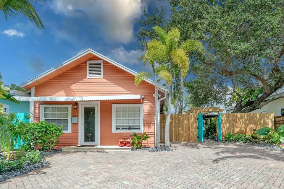 2 Cottages Downtown Lake Worth - Private Pool House in Lake Worth
