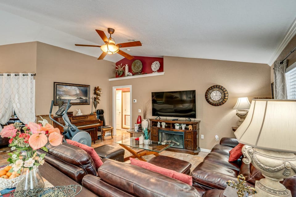 Snowbird Haven! 10 Mi to Warm Mineral Springs Park House in North Port