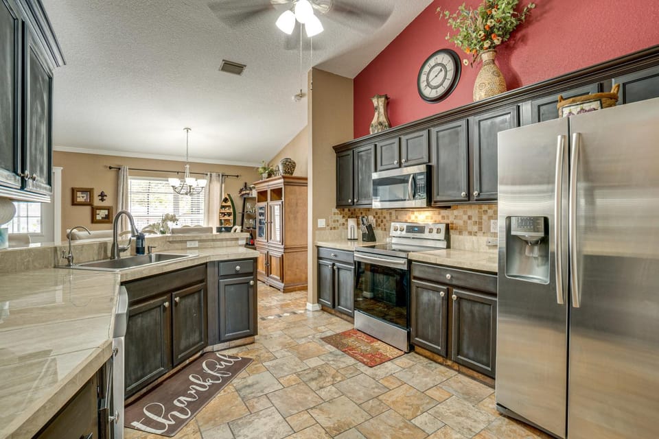 Snowbird Haven! 10 Mi to Warm Mineral Springs Park House in North Port