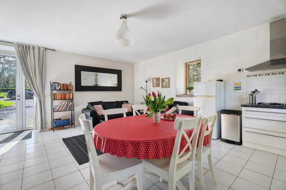 Property building, Kitchen or kitchenette, Living room