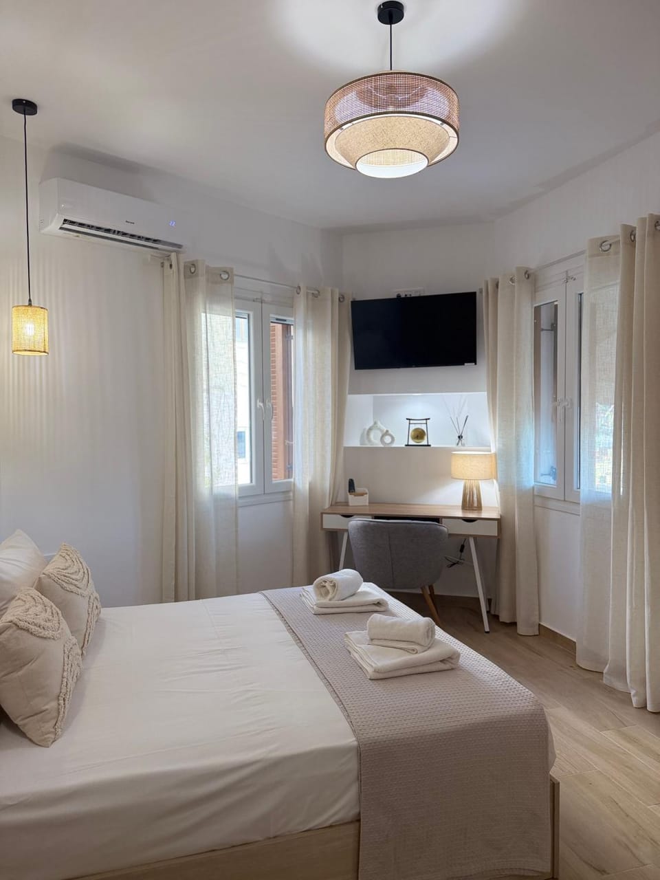 Bed, TV and multimedia, Bedroom