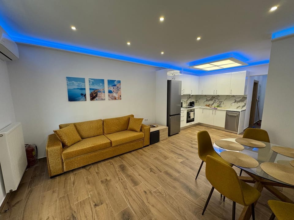 Kitchen or kitchenette, Living room, Seating area, Dining area
