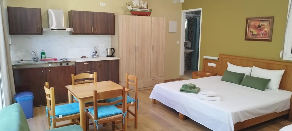 Bed, Bathroom, Photo of the whole room, Dining area, Bedroom, stove, towels, kitchen