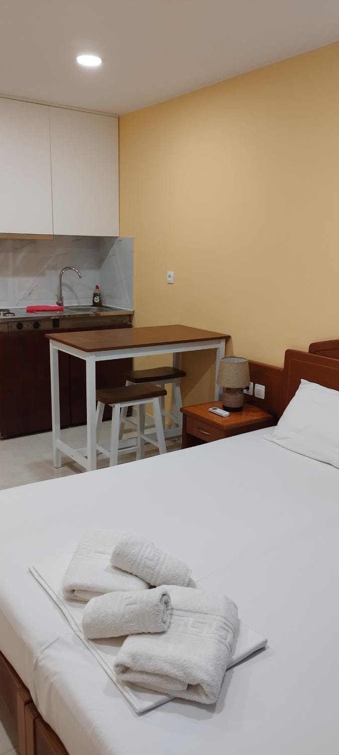 Bed, Bedroom, towels, kitchen