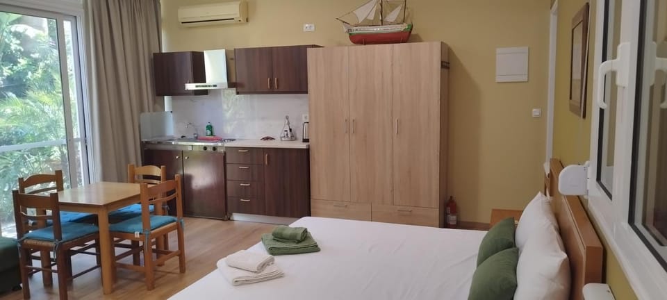 Bed, Photo of the whole room, Dining area, Bedroom, towels, wardrobe, air conditioner