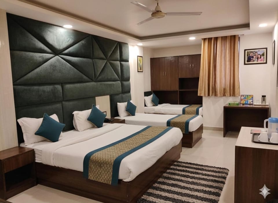 Bed, TV and multimedia, Living room, Photo of the whole room, Seating area, Bedroom, fireplace, air conditioner
