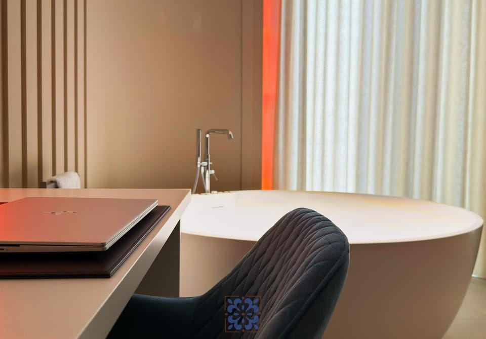 Hot Tub, Hot Tub, Seating area, City view, Breakfast