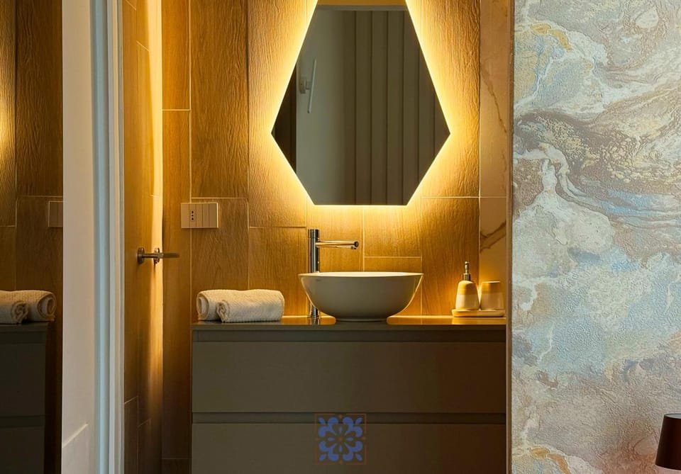 Shower, Hot Tub, Bathroom, City view, towels