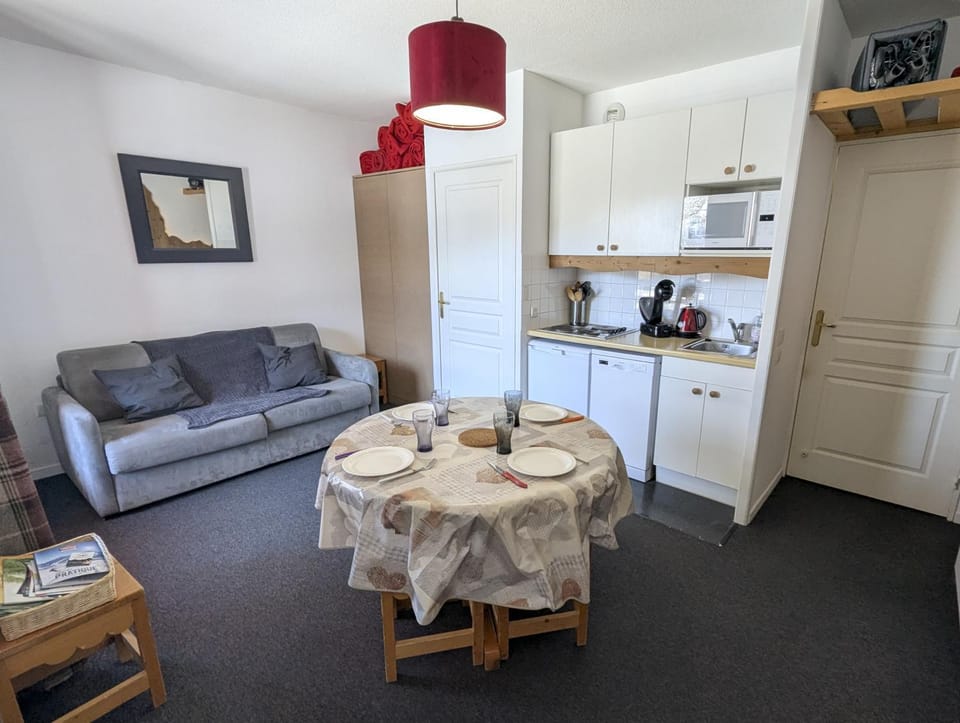 Kitchen or kitchenette, Dining area, stove