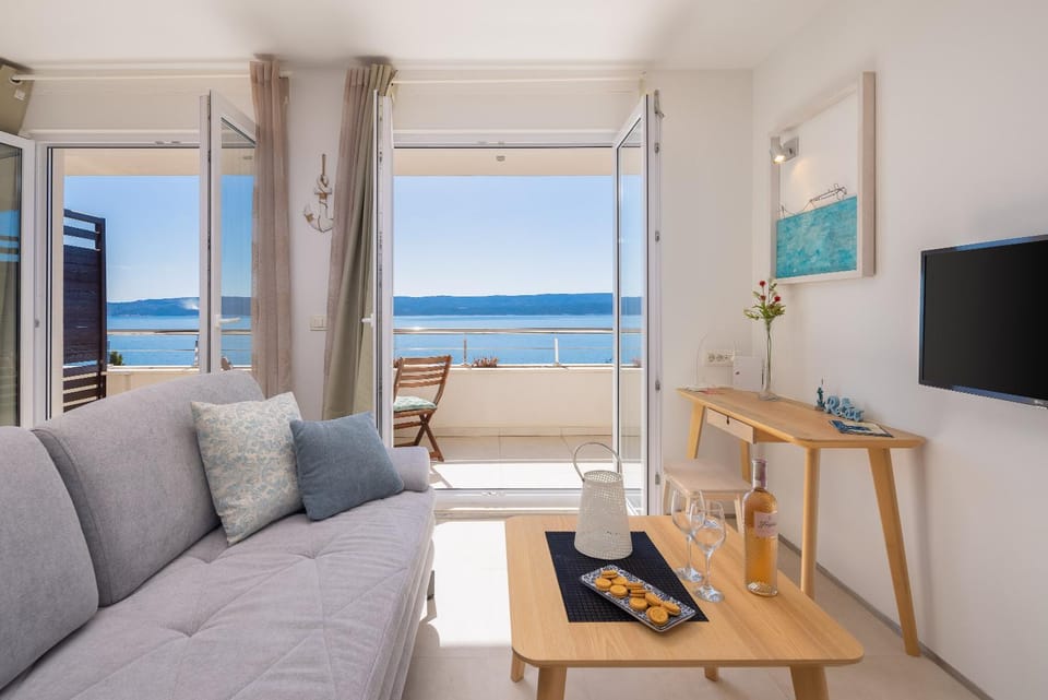 Natural landscape, TV and multimedia, Living room, Seating area, Dining area, Evening entertainment, Sea view