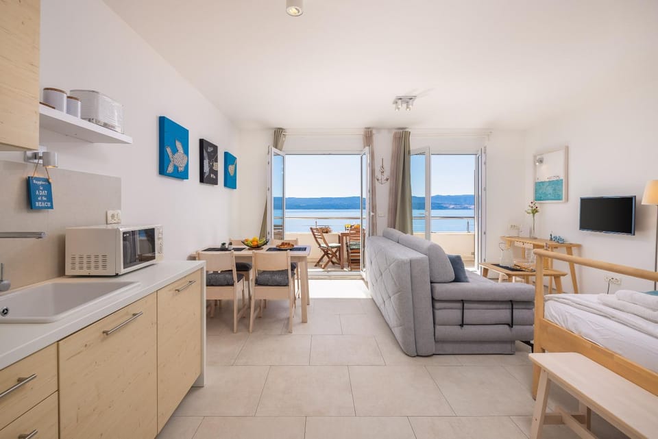 Bed, Natural landscape, TV and multimedia, Balcony/Terrace, Kitchen or kitchenette, Living room, Seating area, Dining area, Bedroom, Sea view, kitchen